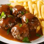 Boulets liégeois servis avec frites et sauce lapin