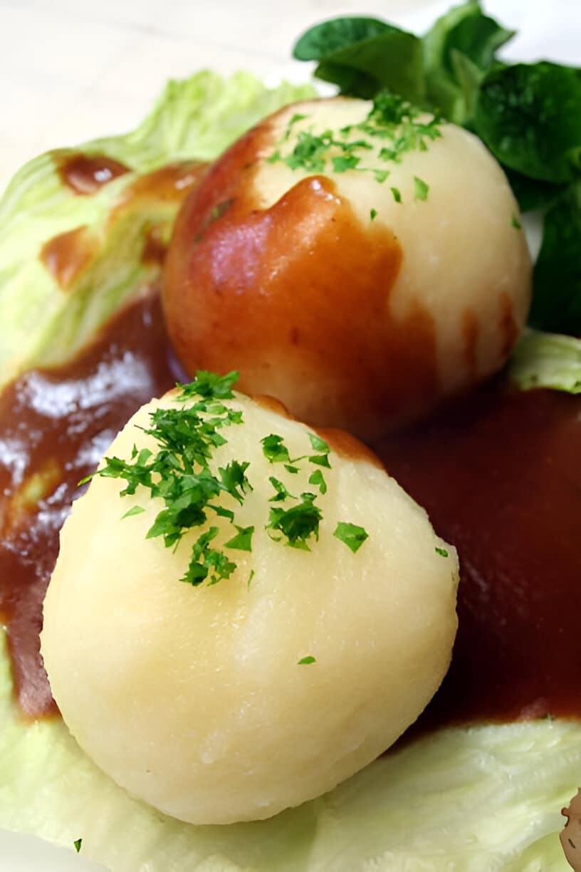 Boulets liégeois maison avec pommes de terre et sauce traditionnelle Boulets liégeois accompagnés de pommes de terre vapeur et sauce brune