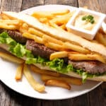 Sandwich américain garni de viande hachée et frites