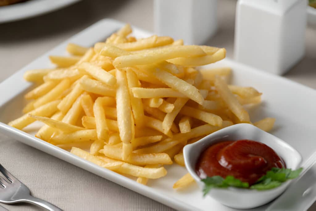 Assiette de frites croustillantes avec ketchup