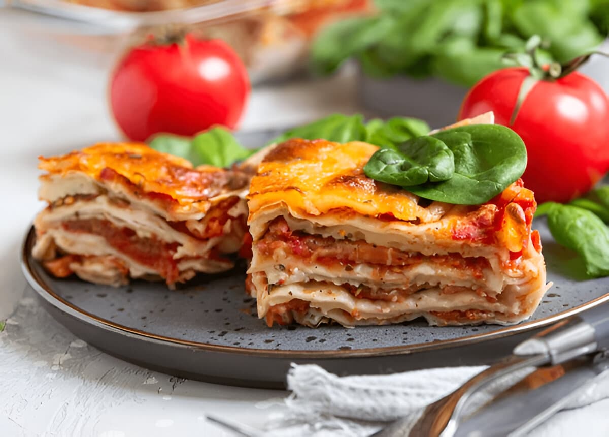 Lasagnes aux légumes fondantes aux saveurs méditerranéennes Lasagnes aux légumes maison avec épinards, tomates et sauce tomate