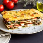 Part de lasagnes à la viande et légumes avec fromage gratiné