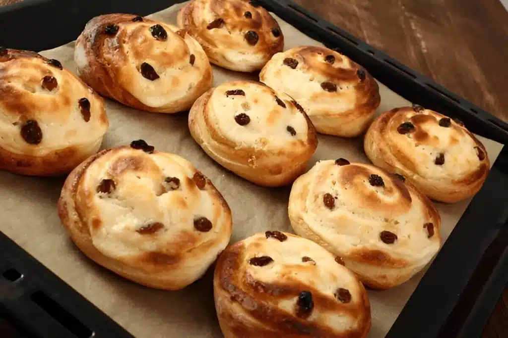 Pain aux raisins sur une assiette, prêt à être dégusté.