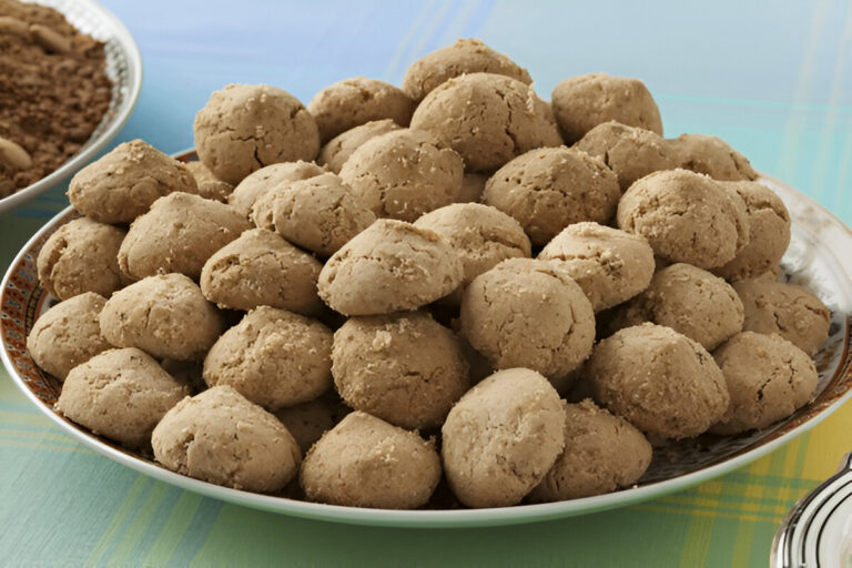 Assiette garnie de ghribas marocaines servies sur une table colorée
