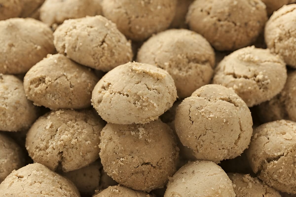 Ghriba marocaine aux amandes en gros plan Gros plan sur des ghribas marocaines traditionnelles empilées