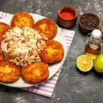 Maakouda servie avec du riz et des épices marocaines