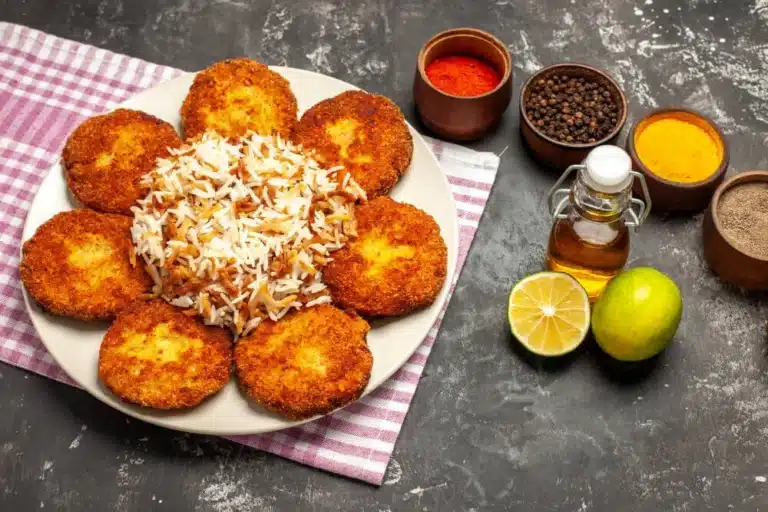 Maakouda servie avec du riz et des épices marocaines