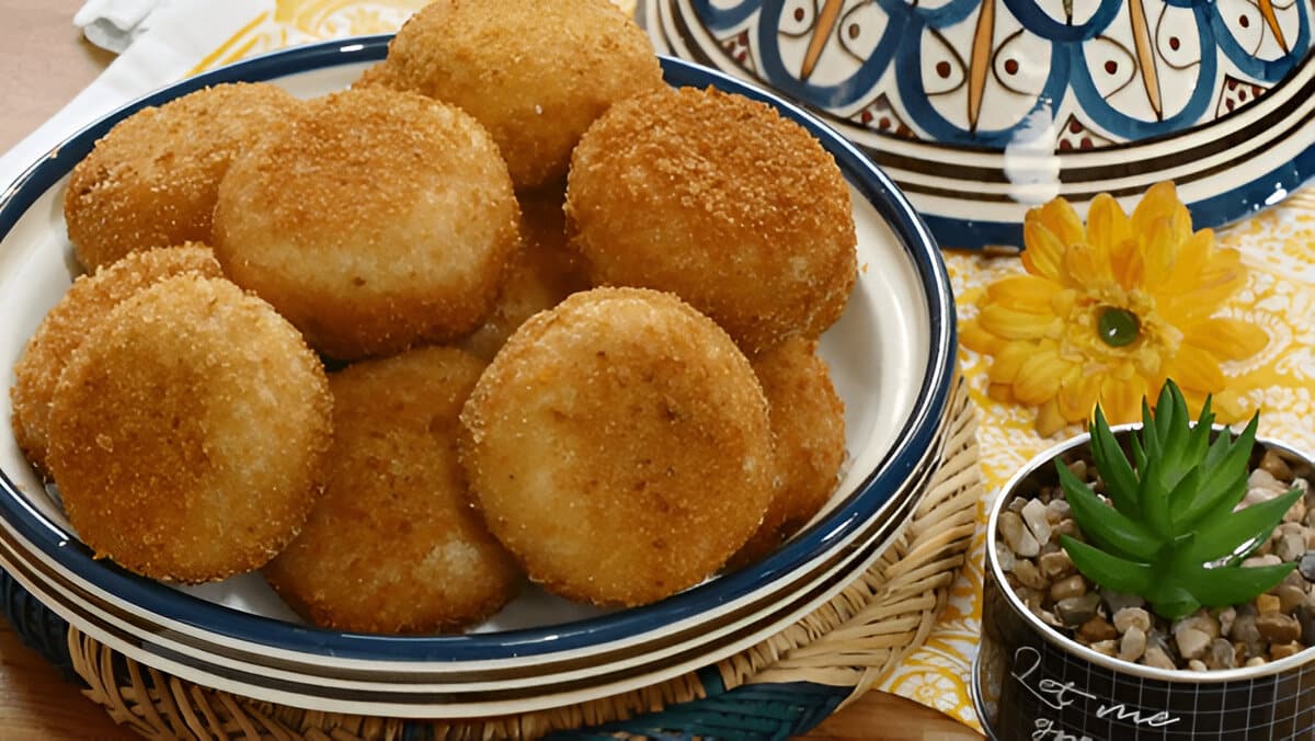 Maakouda marocaine croustillante, servie dans un plat traditionnel