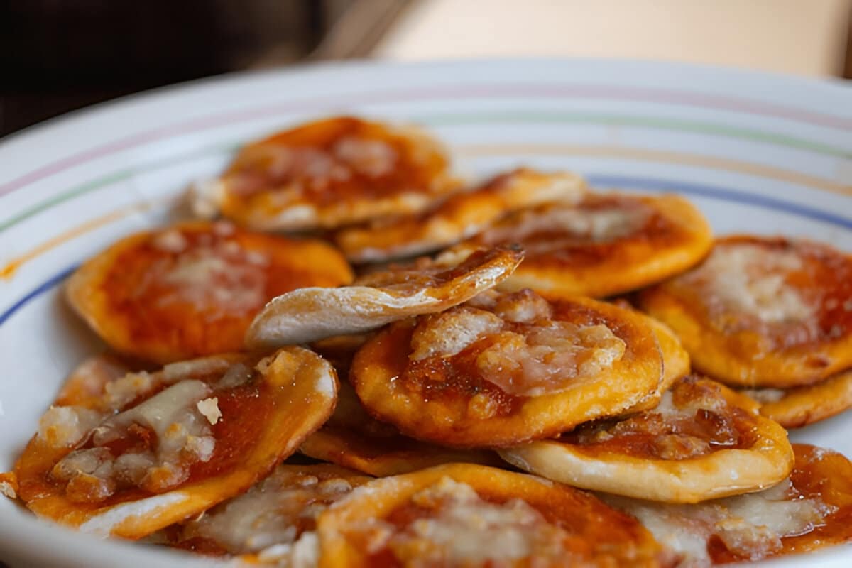 Pizzettes classiques à la tomate et au fromage Pizzettes maison à la sauce tomate et au fromage fondu