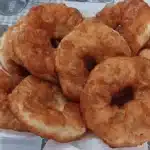 Gros plan sur des sfenj marocains dorés à la friture
