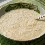 Soupe vermicelle au lait servie chaude dans une assiette creuse