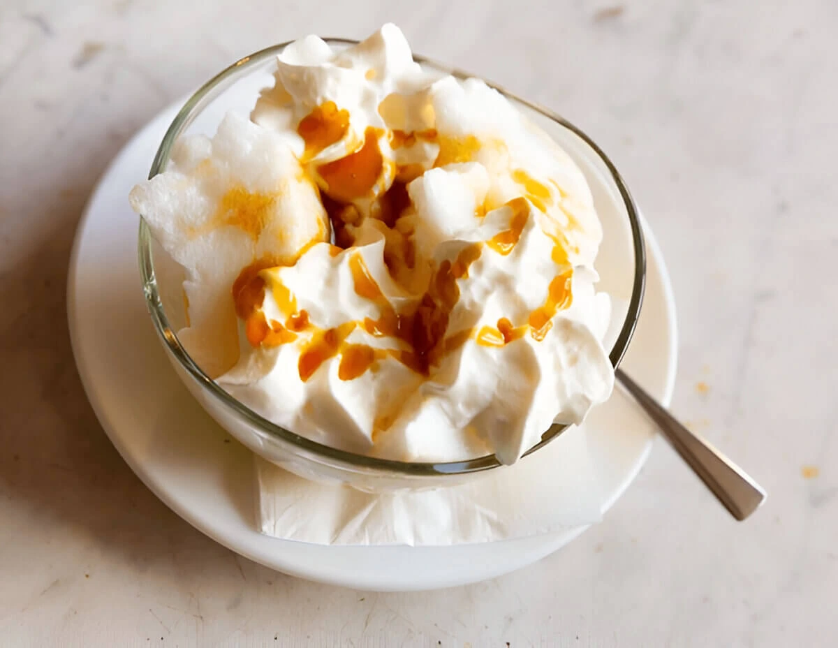 île flottante dessert classique avec crème anglaise et caramel