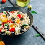 salade orzo méditerranéenne dans un bol en céramique
