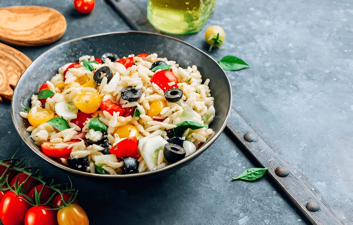 salade orzo méditerranéenne dans un bol en céramique
