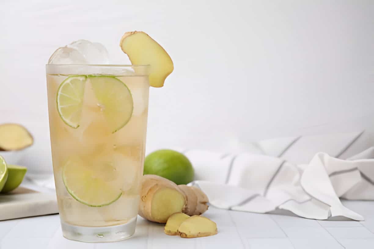 Boisson rafraîchissante au citron vert et gingembre Verre de boisson glacée au citron vert et gingembre