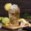 Verre de boisson gazeuse au gingembre avec glaçons et citron vert