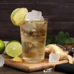 Verre de boisson gazeuse au gingembre avec glaçons et citron vert