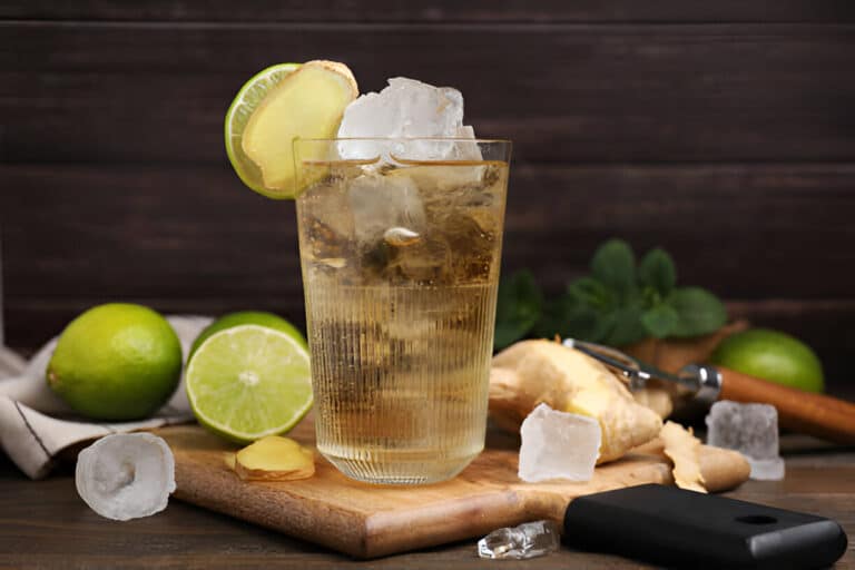 Verre de boisson gazeuse au gingembre avec glaçons et citron vert