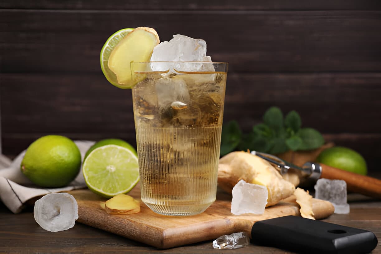Verre de boisson gazeuse au gingembre avec glaçons et citron vert