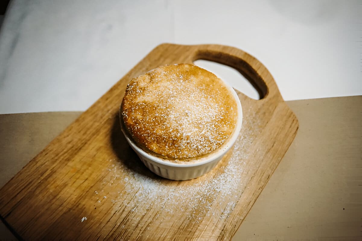  Soufflé nuage doré dans un ramequin sur planche en bois