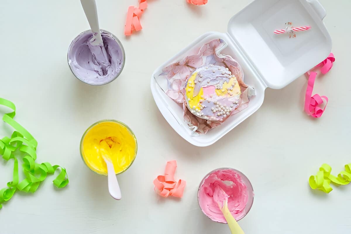 Bento cake multicolore prêt à offrir Bento cake pastel dans une boîte avec glaçages colorés