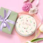 Gâteau bento décoré pour le 8 mars avec fleurs