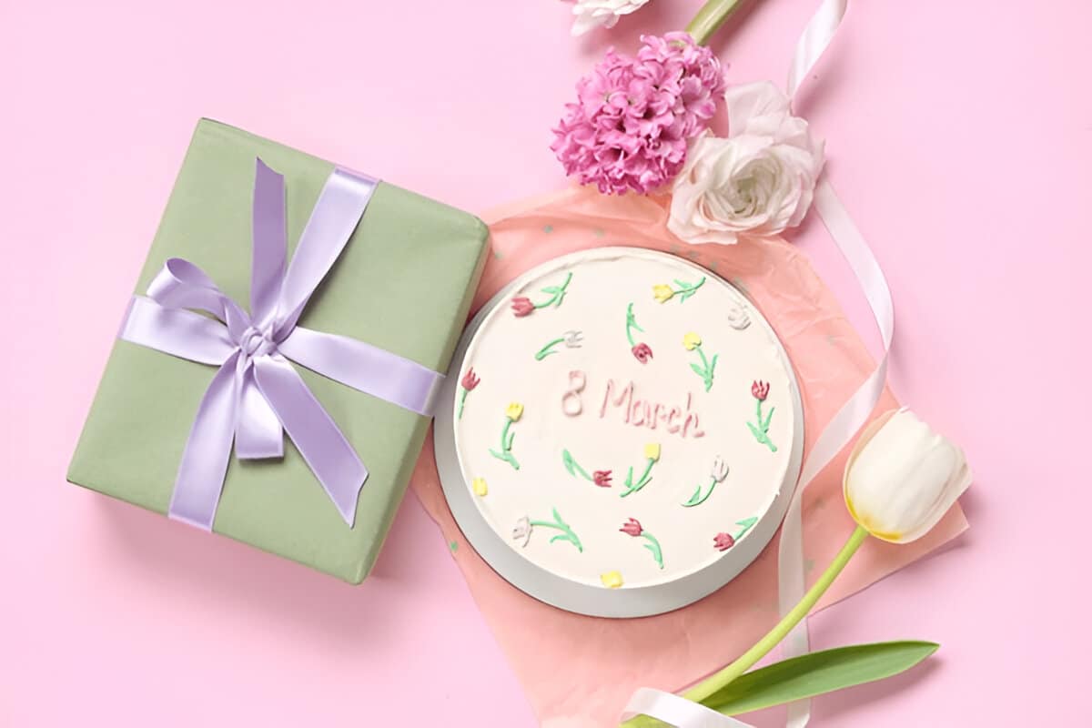 Gâteau bento décoré pour le 8 mars avec fleurs