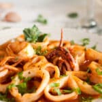Encornets cuisinés à la sauce tomate et herbes fraîches