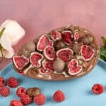 Dessert en forme d’œuf en chocolat rempli de framboises et truffes.
