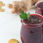 Verre de jus rouge foncé avec chou et betterave