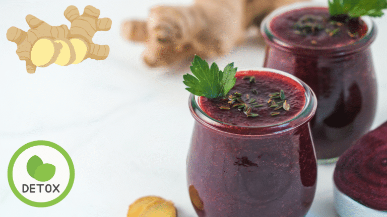 Verre de jus rouge foncé avec chou et betterave
