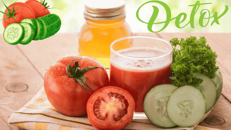 Verre de jus rouge à base de tomate et concombre