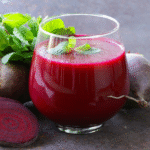 Jus rouge à base de betterave servi dans un verre