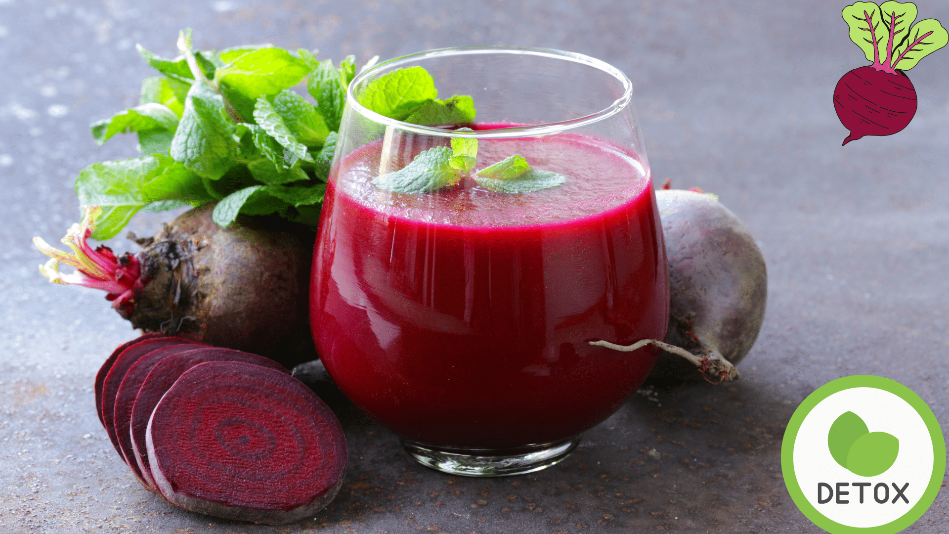 Jus rouge à base de betterave servi dans un verre