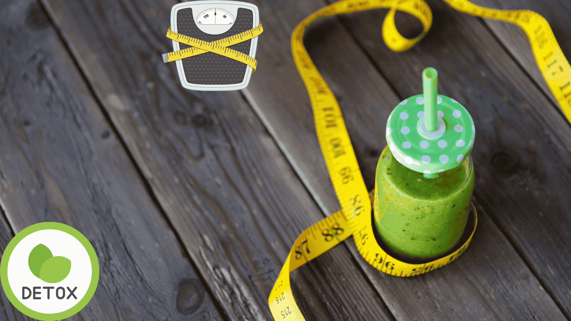 Verre de jus detox citron gingembre sur une table en bois