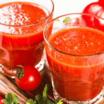 Jus detox à la tomate et concombre dans un verre