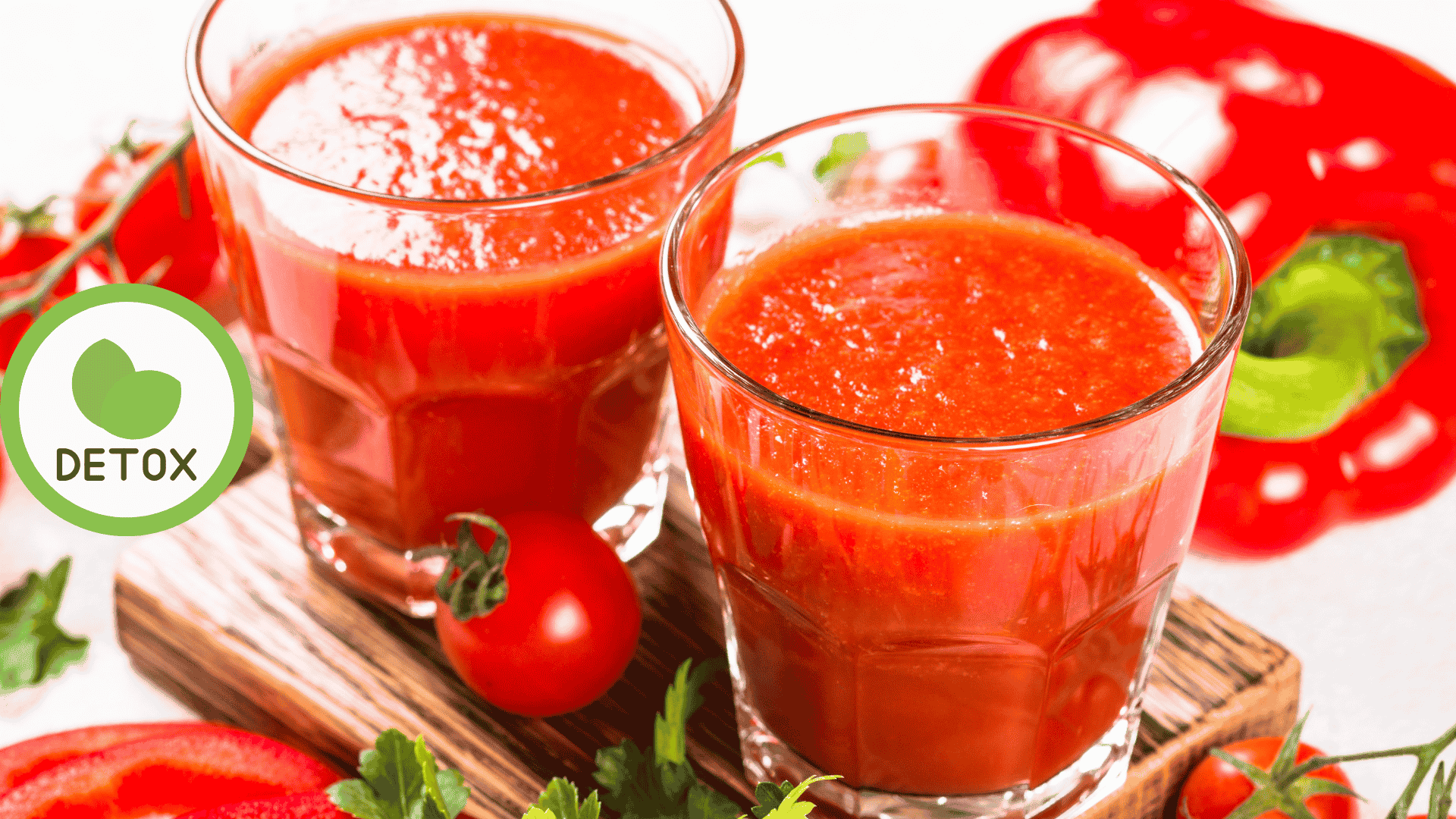 Jus detox à la tomate et concombre dans un verre