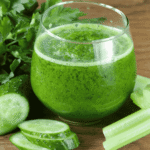Jus detox vert au concombre et citron dans un verre transparent