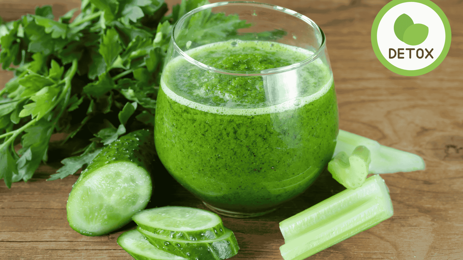 Jus detox vert au concombre et citron dans un verre transparent