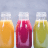Verre de jus detox citron gingembre sur fond clair