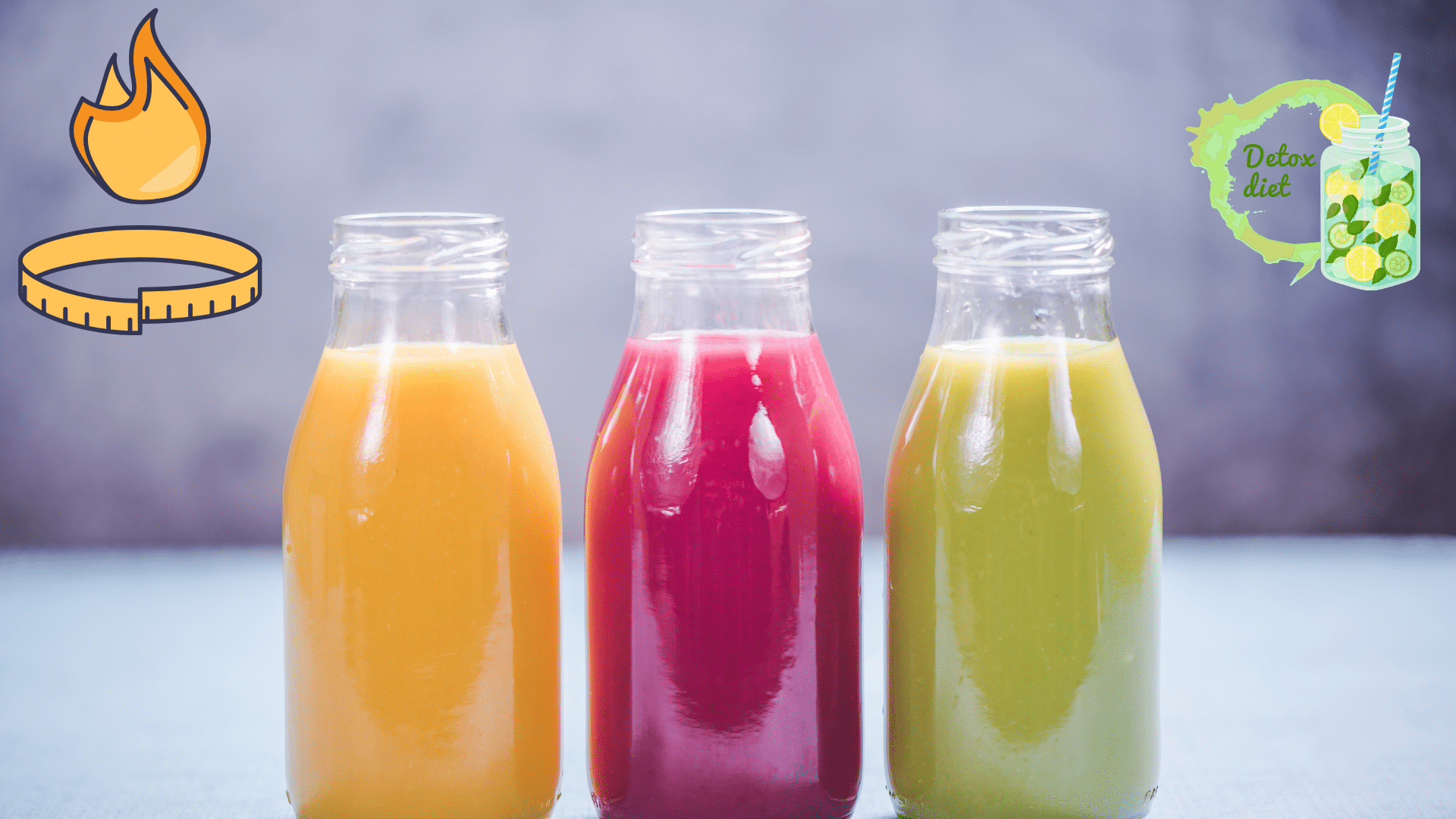Verre de jus detox citron gingembre sur fond clair