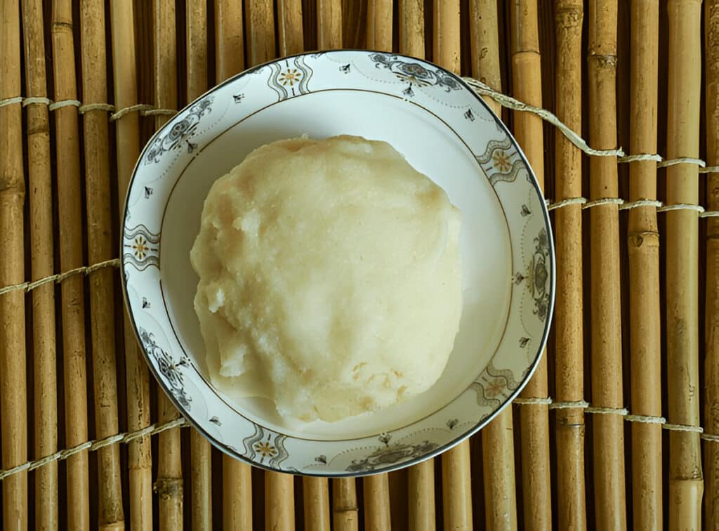 Assiette de fufu blanc posé sur une assiette décorative.