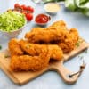Présentation de poulet frit croustillant avec salade et tomates cerises