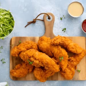 Fried kitchen Nuggets de poulet frit croustillant servis sur une planche en bois avec sauces