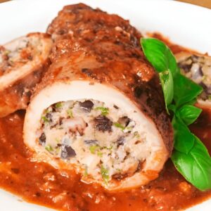 Encornet farci tranché, nappé de sauce tomate.