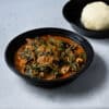 Fufu servi avec une soupe aux légumes et viande.