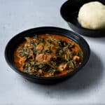 Fufu servi avec une soupe aux légumes et viande.