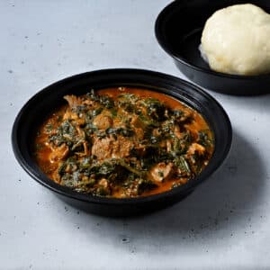 Fufu servi avec une soupe aux légumes et viande.