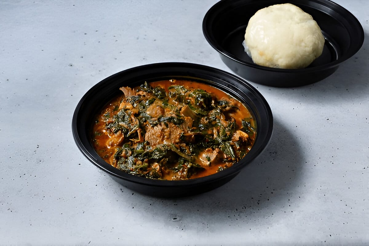 Fufu servi avec une soupe aux légumes et viande.